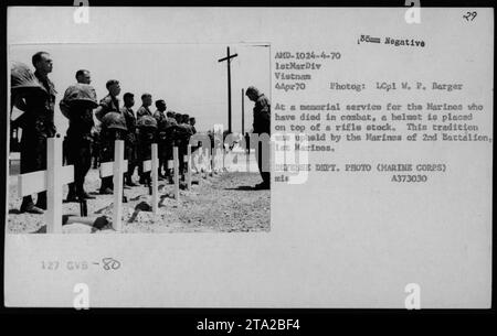 Marines durante un servizio commemorativo in Vietnam, 4 aprile 1970. La fotografia cattura il posizionamento di un casco sopra un fucile, una tradizione osservata dal 2nd Battalion, 1st Marines, per onorare i compagni caduti che morirono in combattimento. DIPARTIMENTO DIFESA FOTO (CORPO MARINO) MIS A373030. Foto Stock