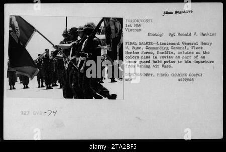 Tenente generale Henry W. Buse, comandante generale della Fleet Marine Force, Pacific, saluto durante una cerimonia di addio alla base aerea di Danang, in Vietnam. Questo evento includeva il passaggio dei colori durante una guardia d'onore, che segnava la sua partenza. Questa foto è stata scattata dal sergente Ronald V. Hawkins e classificata sotto il Dipartimento della difesa del corpo dei Marines. Foto Stock