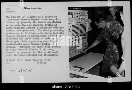 Il tenente generale Herman Nickerson, Jr., attiva un nuovo sistema informatico presso l'Automated Services Center del Force Logistic Command in Vietnam nel 1969. Il sistema aiuta i Marine Force Logistic Command a monitorare la catena di fornitura supportando oltre 80.000 Leathernecks sotto il comando del generale Nickerson. Anche il maggiore generale Charles J. Quilter partecipa alla cerimonia di inaugurazione. (Dipartimento difesa Photo Marine Corps) A193221 107 GVB-/70 Foto Stock