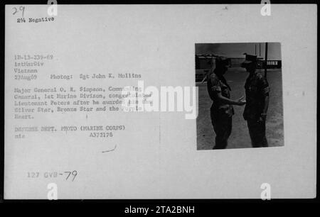 Il maggiore generale O.R. Simpson assegna al tenente Peters la Silver Star, la Bronze Star e il Purple Heart durante una cerimonia in Vietnam il 27 agosto 1969. Hanno partecipato all'evento anche l'assistente segretario della Marina John Warner, il segretario alla difesa Melvin Laird e il dottor Norman Vincent Peale. Foto Stock