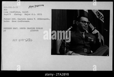 Il 4 aprile 1973, l'ex capitano James V. DiBernardo condusse una conferenza stampa al MCB Camp Pendleton, California, un centro di rimpatrio per prigionieri di guerra americani durante la guerra del Vietnam, fotografato dal maggiore G.L. Gill. Foto Stock