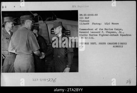 Il generale Leonard F. Chapman Jr., il comandante del corpo dei Marines, visita il Marine Fighter-Attack Squadron (VMFA)-122. La foto è stata scattata l'11 gennaio 1968, durante la guerra del Vietnam. E' una foto del Dipartimento della difesa, corpo dei Marines, con il numero di riferimento GVB-276. Catturato da LCpl Moore, mostra ufficiali e funzionari durante le loro attività militari in Vietnam. Foto Stock