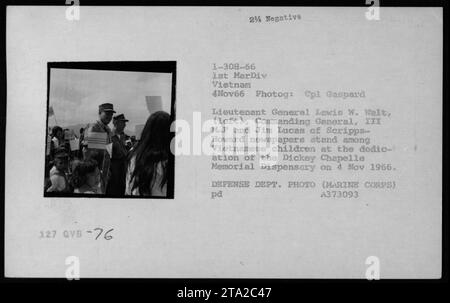 Tenente generale Lewis W. Walt, comandante generale, III MAP e Jim Lucas dei giornali Scripps-Howard in piedi con i bambini vietnamiti alla dedica del Dickey Chapelle Memorial Dispensary il 4 novembre 1966. Questa immagine è stata scattata dal comandante Gaspard del 1° MarDiv in Vietnam. Foto Stock