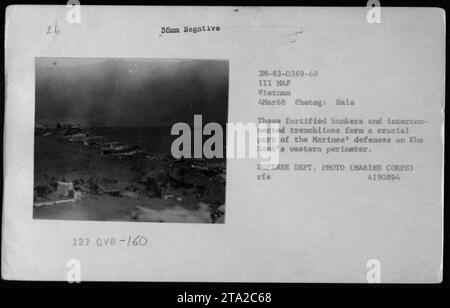 Installazioni di difesa del corpo dei Marines sul perimetro occidentale di Khe Sanh. Questi bunker fortificati e trincee interconnesse servirono come difese cruciali durante la guerra del Vietnam. (Foto: Hale, Dipartimento della difesa degli Stati Uniti) Foto Stock