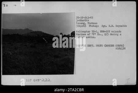 Gli elicotteri del corpo dei Marines DEGLI STATI UNITI scaricano truppe durante un'azione di pattuglia a Danang, in Vietnam, il 30 aprile 1965. Gli elicotteri specifici nell'immagine sono UH-34 appartenenti al Marine Medium Helicopter Squadron 162 (HMM-162). Le truppe viste sbarcare sono membri della compagnia 'p', 2nd Battalion, 3rd Marine Division. Questa foto è stata scattata dal sergente R.R. Reynolds. Foto Stock