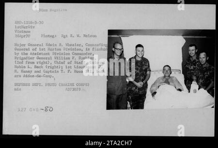 Sgt R. W. Nelson Fotografia scattata il 26 aprile 1970 in Vietnam mostra il maggiore generale Edvin B. Wheeler, comandante generale della 1st Marine Division, affiancato dall'Assistente Comandante di divisione generale di brigata William F. Boshler e Capo di Stato maggiore colonnello Noble L. Beck. Aiutanti di campo i tenente J. H. Haney e il capitano T. F. Howe III sono presenti nell'immagine. Foto Stock