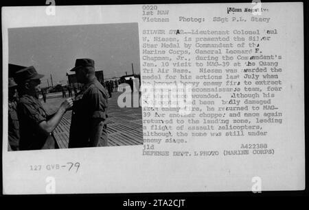 Al tenente colonnello Paul W. Niesen fu consegnata la medaglia Silver Star dal comandante del corpo dei Marines, il generale Leonard F. Chapman Jr., durante la sua visita al MAG-39 presso la base aerea di Quang Tri. Niesen fu premiato per le sue azioni nel mese di luglio, dove si vantò di un pesante fuoco nemico per estrarre una squadra di ricognizione ferita. Foto Stock