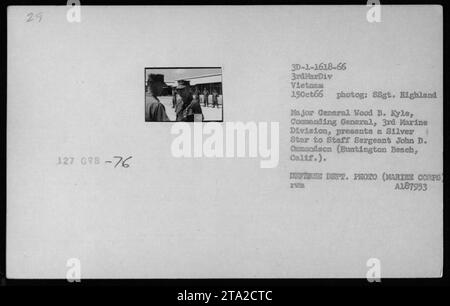 Il maggiore generale Wood B. Kyle, comandante generale della 3rd Marine Division in Vietnam, presenta una Silver Star al sergente John D. Omondson di Huntington Beach, California. La cerimonia si è svolta il 15 ottobre 1966, durante un evento militare catturato nella foto. Foto Stock