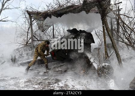 Kupyansk, Oblast' di Charkiv, Ucraina. 27 novembre 2023. Un soldato ucraino spara un D-20 Howitzer alle forze russe. Gli assalti russi continuano nonostante l'inizio dell'inverno in Ucraina. (Immagine di credito: © Madeleine Kelly/ZUMA Press Wire) SOLO USO EDITORIALE! Non per USO commerciale! Foto Stock