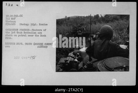 3rd Tank Battalion pattuglia vicino al Rock pile durante l'operazione Prairie i il 27 ottobre 1966. Questa fotografia cattura le petroliere in azione, scattate da LCpl. Rosine. Foto del Dipartimento della difesa (corpo dei Marines) A188009 127, GVB-/38. Foto Stock