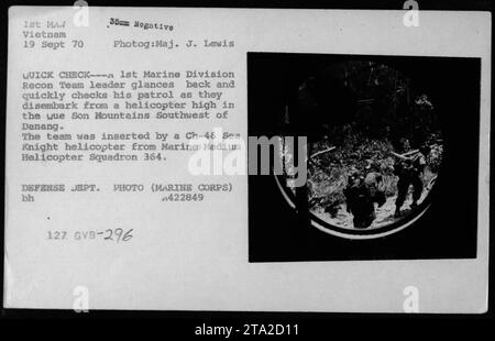 Il leader del team Marine Recon controlla la sua pattuglia dopo lo sbarco da un elicottero CH-46 Sea Knight nelle Uue Son Mountains. Data: 19 settembre 1970. Fotografia: Il maggiore J. Lewis. Il team è stato inserito dal Marine Medium Helicopter Squadron 364. Foto del Dipartimento della difesa (corpo dei Marines). Codice: Bh422849127. Foto Stock