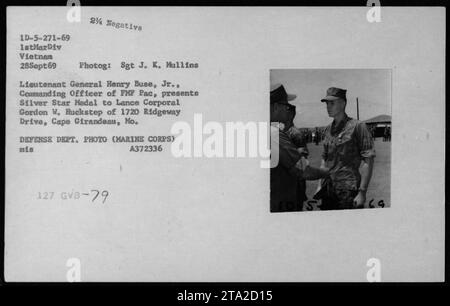 Il tenente generale Henry Buse, Jr., Comandante di FMF PAC, presenta la medaglia Silver Star al caporale Gordon W. Huckstep del 1720 Ridgeway Drive, Cape Girardeau, Mo., in una cerimonia alla quale hanno partecipato l'Assistente Segretario della Marina John Warner, il Segretario della difesa Melvin Laird e il dottor Norman Vincent Peale. Foto Stock