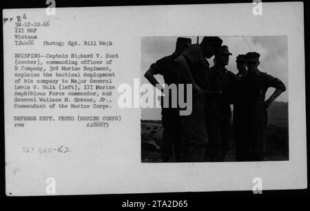 Didascalia: Capitano Richard V. Hunt, comandante della B Company, 3rd Marine Regiment, briefs maggiore generale Lewis W. Walt, III Marine Amphibious Force Commander, e generale Wallace M. Greene Jr., Comandante del corpo dei Marines, sullo spiegamento tattico della sua compagnia in Vietnam. Foto scattata il 7 gennaio 1966 durante la guerra del Vietnam. Foto Stock