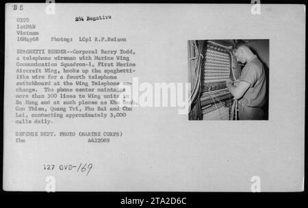 Il caporale Barry Todd, un conduttore telefonico con Marine Wing Communication Squadron-1, collega i cavi per un quarto centralino telefonico alla centrale telefonica Wing in Vietnam. Il centro telefonico facilita oltre 300 linee che collegano varie unità Wing in luoghi come da Nang, Khe Sanh, Quang Tri, Phu Bai e Chu Lai, gestione di circa 3.000 chiamate al giorno. Fotografia scattata il 16 maggio 1968 da LCpl R.F. Nelson. Foto Stock