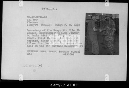 Il 25 maggio 1969, l'Assistente Segretario della Marina John Warner, il Segretario alla difesa Melvin Laird e il Dr. Norman Vincent Peale parteciparono ad una cerimonia presso il quartier generale della 7th Marines in Vietnam dove il LCpl Johnny D. Banks ricevette la Silver Star Medal dal dal Segretario della Marina John H. Chafee, coinvolgendo personale militare e procedimenti formali. Foto Stock