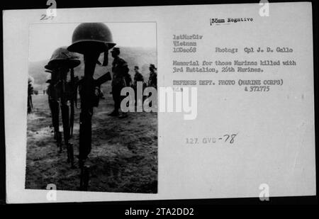 "Servizio commemorativo in onore dei Marines uccisi con il 3rd Battalion, 26th Marines il 10 dicembre 1968. La cerimonia si è svolta a LatkerDiv Vietanen. Questa fotografia, scattata dal comandante J. D. Gallo, mostra il sentito tributo a questi soldati caduti durante la guerra del Vietnam." Foto Stock