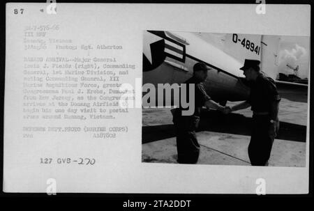 Il deputato Paul J. Krebs del New Jersey viene accolto dal maggiore generale Lewis J. Fields all'aeroporto di Danang in Vietnam. Il deputato sta visitando le aree postali intorno a Danang ed è accompagnato da funzionari militari. La fotografia è stata scattata il 31 agosto 1966 e fa parte di una collezione che documenta le attività militari americane durante la guerra del Vietnam. Foto Stock