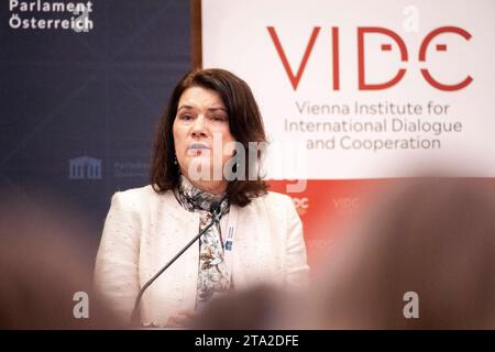 Wien, Österreich. 27. Novembre 2023. Ehemalige schwedische Außenministerin Ann Linde spricht bei der Veranstaltung Feministische Außenpolitik im Parlament gemeinsam mit dem Vienna Institute for International Dialogue and Cooperation VIDC. *** Vienna, Austria 27 novembre 2023 l'ex ministro degli Esteri svedese Ann Linde parla all'evento politica estera femminista in Parlamento insieme all'Istituto di Vienna per il dialogo internazionale e la cooperazione VIDC Foto Stock