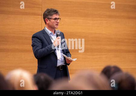 Wien, Österreich. 27. Novembre 2023. Moderation von Markus Müller-Schinwald bei der Veranstaltung Feministische Außenpolitik im Parlament gemeinsam mit dem Vienna Institute for International Dialogue and Cooperation VIDC. *** Vienna, Austria 27 novembre 2023 moderazione di Markus Müller Schinwald all'evento politica estera femminista in Parlamento insieme con l'Istituto viennese per il dialogo internazionale e la cooperazione VIDC Foto Stock