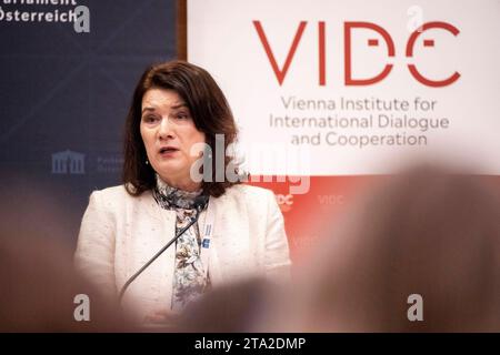 Wien, Österreich. 27. Novembre 2023. Ehemalige schwedische Außenministerin Ann Linde spricht bei der Veranstaltung Feministische Außenpolitik im Parlament gemeinsam mit dem Vienna Institute for International Dialogue and Cooperation VIDC. *** Vienna, Austria 27 novembre 2023 l'ex ministro degli Esteri svedese Ann Linde parla all'evento politica estera femminista in Parlamento insieme all'Istituto di Vienna per il dialogo internazionale e la cooperazione VIDC Foto Stock