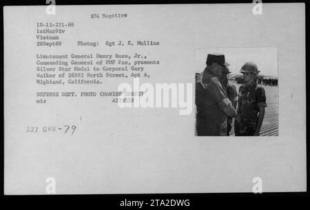 Il tenente generale Henry Buse Jr., comandante generale della FMF PAC, presenta la medaglia Silver Star al caporale Gary Walker delle Highland, California. Alla cerimonia hanno partecipato l'Assistente Segretario della Marina John Warner, il Segretario della difesa Melvin Laird e il Dott. Norman Vincent Peale. La foto è stata scattata il 28 settembre 1969 in Vietnam. Foto Stock