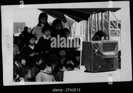 La famosa attrice italiana Claudia Cardinale è in visita ai rifugiati vietnamiti negli Stati Uniti insieme a figure di spicco come Nguyen Cao Ky, Rosemary Clooney e Betty Ford. La visita ebbe luogo l'8 giugno 1975, durante la guerra del Vietnam. L'immagine mostra il sostegno fornito ai rifugiati vietnamiti durante questo periodo. Foto Stock