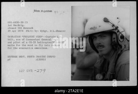 Servendo a bordo della USS Hancock il 29 aprile 1975, il capitano L.C. Walt, figlio del comandante generale Walt, si prepara a volare a Saigon durante l'operazione Frequent Wind. Aspetta che il comando inizi le esercitazioni di evacuazione, pilotando un elicottero CH-53 per HMH-463. Questa fotografia è accreditata a GySgt. D.L. Shearer, preso durante l'operazione. Foto Stock