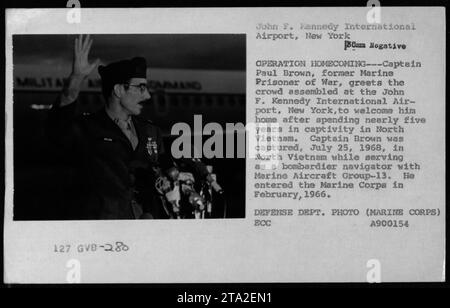 Il capitano Paul Brown, un ex prigioniero di guerra dei Marine, viene accolto da una folla all'aeroporto internazionale John F. Kennedy di New York. Trascorse quasi cinque anni in prigionia nel Vietnam del Nord, venendo catturato il 25 luglio 1968. Il capitano Brown servì come navigatore bombardier con il Marine Aircraft Group-13. Entrò nel corpo dei Marines nel febbraio 1966. Questa foto è stata scattata nell'ambito dell'operazione Homecoming, il rimpatrio dei prigionieri di guerra dei Marine americani. Foto Stock