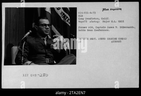 Il 4 aprile 1973, il capitano James V. DiBernardo, ex POW, tiene una conferenza stampa al MCB Camp Pendleton, California, durante l'operazione Homecoming per il rimpatrio dei prigionieri di guerra della marina americana. Foto Stock