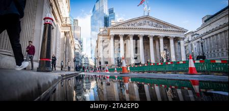 LONDRA, 13 NOVEMBRE 2023: Vista panoramica dell'edificio della Bank of England and Royal Exchange, la banca centrale del Regno Unito Foto Stock