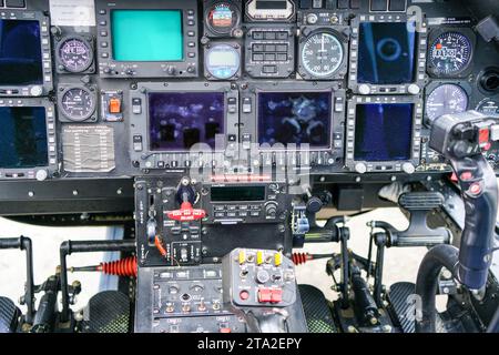 Vista interna dell'abitacolo dell'elicottero Agusta con pedali di comando, cruscotto, display, messa a fuoco selezionata Foto Stock