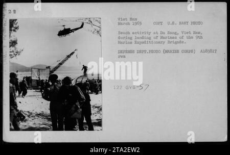 I Marines della 9th Marine Expeditionary Brigade sbarcano a da Nang, in Vietnam, nel marzo 1965. L'immagine mostra l'attività sulla spiaggia durante l'atterraggio. Questa fotografia offre uno sguardo sulle attività militari americane durante la guerra del Vietnam. Foto Stock