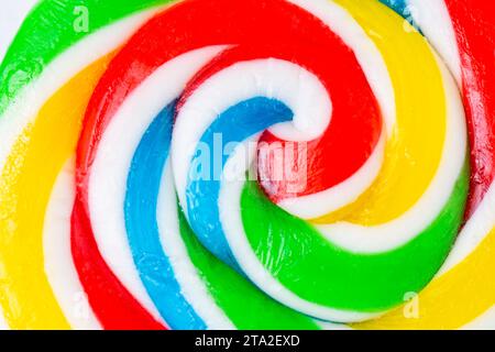 Lollipop colorati, caramelle colorate su sfondo bianco Foto Stock