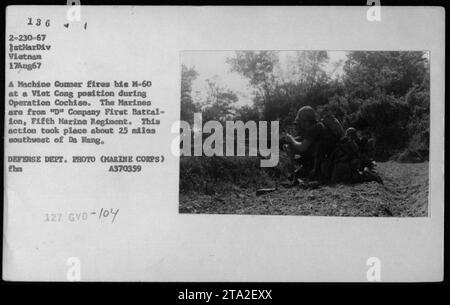 Un mitragliere della compagnia D, 1st Battalion, 5th Marines, sparò un M-60 in una posizione Viet Cong a sud-ovest di da Lang il 17 agosto 1967, durante l'operazione Cochise. La fotografia del Dipartimento della difesa documenta l'azione di combattimento nella guerra del Vietnam. Foto Stock