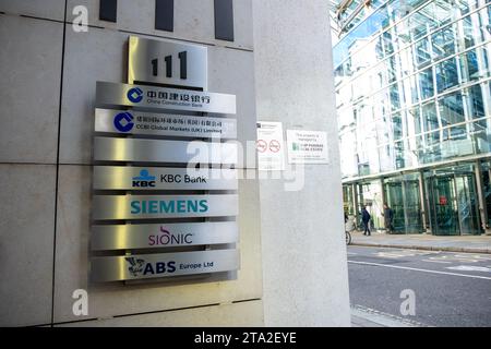 LONDRA, 13 NOVEMBRE 2023: Occupanti del 111 Old Broad Street in EC2. Uffici in posizione centrale nella City di Londra Foto Stock