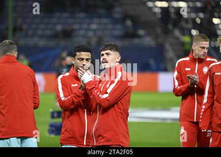 Amburgo, Germania. 28 novembre 2023. I giocatori di Anversa nella foto prima della partita tra la squadra Ucraina Shakthar Donetsk e la squadra di calcio belga Royal Antwerp FC, martedì 28 novembre 2023 ad Amburgo, Germania, nel quinto giorno della fase a gironi della Champions League, nel gruppo H. BELGA FOTO TOM GOYVAERTS credito: Belga News Agency/Alamy Live News Foto Stock