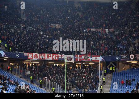 Amburgo, Germania. 28 novembre 2023. I tifosi di Anversa nella foto della partita tra la squadra Ucraina dello Shakthar Donetsk e la squadra belga di calcio Royal Antwerp FC, martedì 28 novembre 2023 ad Amburgo, Germania, nel quinto giorno della fase a gironi della Champions League, nel gruppo H. BELGA FOTO TOM GOYVAERTS credito: Belga News Agency/Alamy Live News Foto Stock