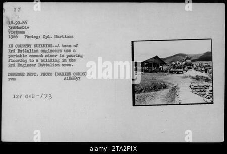 Gli ingegneri del corpo dei Marines versano pavimenti in cemento nell'area del 3rd Engineer Battalion durante le attività di costruzione in Vietnam, 1966. La foto mostra un team che utilizza un miscelatore di cemento portatile per migliorare il processo di costruzione. Questa immagine cattura gli sforzi e l'importanza strategica della costruzione durante la guerra del Vietnam. - FOTO DEL DIPARTIMENTO DELLA DIFESA (CORPO MARINO) A186657 VA 127 GVB-773. Foto Stock