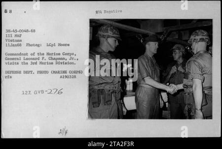 Il generale Leonard F. Chapman Jr., comandante del corpo dei Marines, visita la 3rd Marine Division in Vietnam l'11 gennaio 1968. In questa fotografia, è visto interagire con ufficiali e funzionari della divisione. Questa immagine fa parte di una collezione che documenta le attività militari americane durante la guerra del Vietnam, scattata da LCpl Moore. Foto Stock