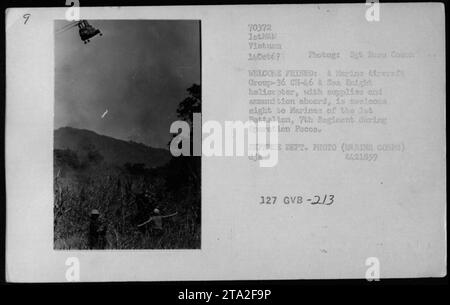 Un elicottero Marine Aircraft Group-36 CH-46 & Sea Knight fornisce rifornimenti e munizioni ai Marines del 1st Battalion, 7th Regiment durante l'operazione Pacos in Vietnam il 14 ottobre 1967. La foto è scattata dal sergente Russ Comen e fa parte della collezione del Dipartimento della difesa. Foto Stock