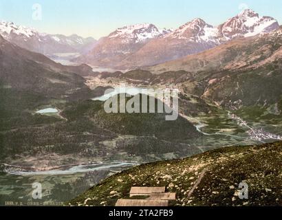 Blick über das obere Engadin, Alpenlandschaft, Graubünden, Schweiz, Historisch, um 1900, digital restaurierte Reproduktion nach einem Original aus dem 19th Jahrhundert / Vista sull'alta Engadina, paesaggio alpino, Grigioni, Svizzera, storia, intorno al 1900, riproduzione restaurata digitalmente dopo un originale del xix secolo Foto Stock