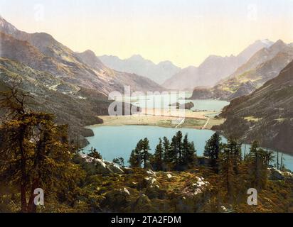 Blick über das obere Engadin, Oberengadin, und den Silvaplana, Silvaplanersee, Alpenlandschaft, Graubünden, Schweiz, Historisch, um 1900, digital restaurierte Reproduktion nach einem Original aus dem 19th Jahrhundert / Vista sull'alta Engadina, alta Engadina e Silvaplana, Lago Silvaplana, paesaggio alpino, Grigioni, Svizzera, storia, intorno al 1900, riproduzione restaurata digitalmente dopo un originale del XIX secolo Foto Stock