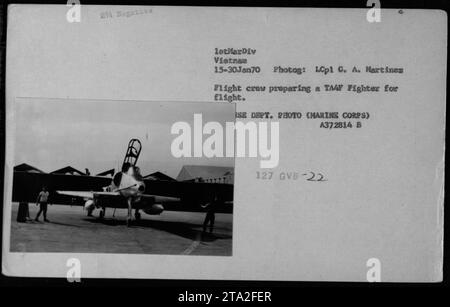 I membri dell'equipaggio di condotta preparano un aereo da caccia TA-4F Skyhawk per il volo. Questa foto è stata scattata il 15 gennaio 1970, durante gli schieramenti della 1st Marine Division in Vietnam. I fotografi, LCpl C.A. Martinez e LCpl G.A. Hartinez, hanno catturato il momento come parte del progetto fotografico del dipartimento se. Foto Stock