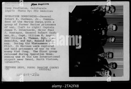 Beaulieu ha catturato un momento storico il 2 aprile 1973 a Camp Pendleton, California, durante l'operazione Homecoming. In questa foto, il generale Robert E. Cushman Jr., accompagnato da ex prigionieri di guerra dei Marine, tra cui il capitano James V. Dibernardo, il maggiore Paul J. Montague, il capitano William K. Angus, il direttore generale William E. Thomas, il sergente Jose Anzaldua e il sergente Ronald Ridgeway. Questa operazione segnò il rimpatrio di 26 prigionieri di guerra dei Marine, che furono tenuti prigionieri dai Viet Cong durante la guerra del Vietnam." Foto Stock