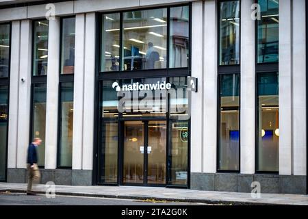 LONDRA, 13 NOVEMBRE 2023: Nationwide Building Society nella città di Londra, un'istituzione finanziaria britannica Foto Stock