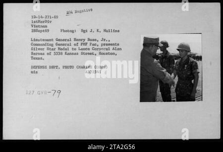 Il tenente generale Henry Buse Jr., comandante generale dell'FMF PAC, presenta al caporale Alan Barnas di Houston, Texas, la medaglia d'argento durante una cerimonia in Vietnam il 28 settembre 1969. Erano presenti anche l'assistente segretario della Marina John Warner, il segretario alla difesa Melvin Laird e il dottor Norman Vincent Peale. Foto Stock