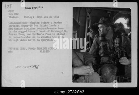 Un Marine nella fotografia è visto concentrarsi mentre studia il terreno prima di uno sbarco di una squadra di ricognizione della 3rd Marine Division nell'aspra area ad ovest della Vandergrift Combat base in Vietnam durante la guerra del Vietnam. La foto è stata scattata dall'ICpl Jim De Witt ed è una foto del Dipartimento della difesa. Foto Stock