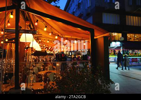 Budapest, Ungheria - 27 novembre 2023: Splendida decorazione del ristorante. Foto Stock