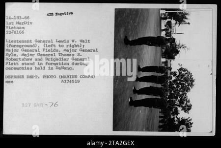 Il tenente generale Lewis W. Walt, insieme al maggiore generale Fields, il maggiore generale Kyle, il maggiore generale Thomas S. Robertshaw e il generale di brigata Platt, sono visti in formazione durante le cerimonie tenutesi a da Nang il 22 luglio 1966. Questa fotografia è stata scattata dal Dipartimento della difesa e fa parte delle attività della 1st Marine Division nella guerra del Vietnam. Foto Stock