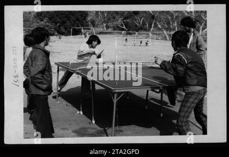 Immagine che mostra i rifugiati vietnamiti negli Stati Uniti visitati da Claudia Cardinale, Nguyen Cao Ky, Rosemary Clooney e Betty Ford il 9 giugno 1975. Foto Stock